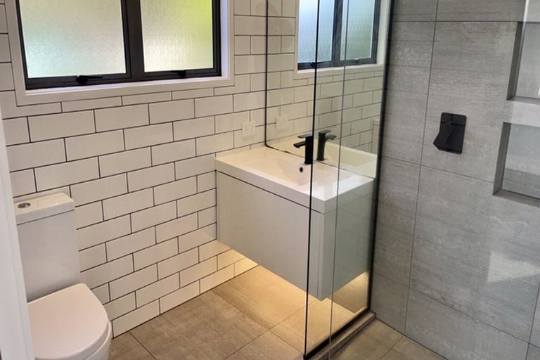 Photo of property in 2/90 Pupuke Road, Hillcrest, Auckland, 0627