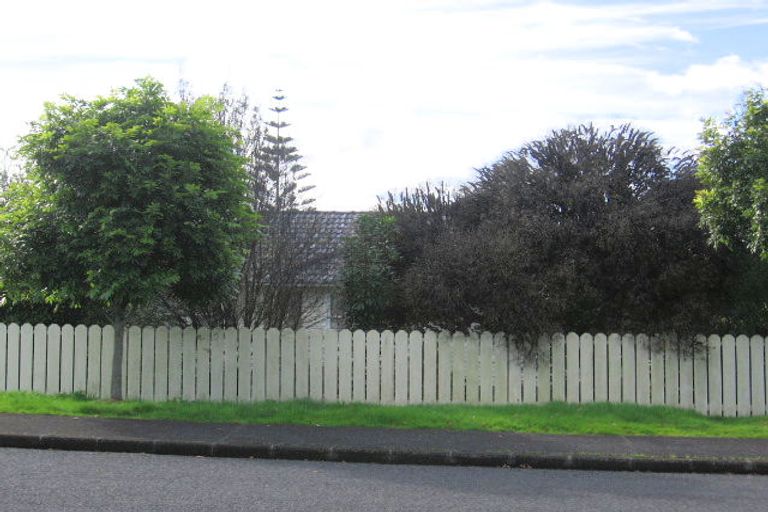 Photo of property in 17 Taipari Road, Te Atatu Peninsula, Auckland, 0610