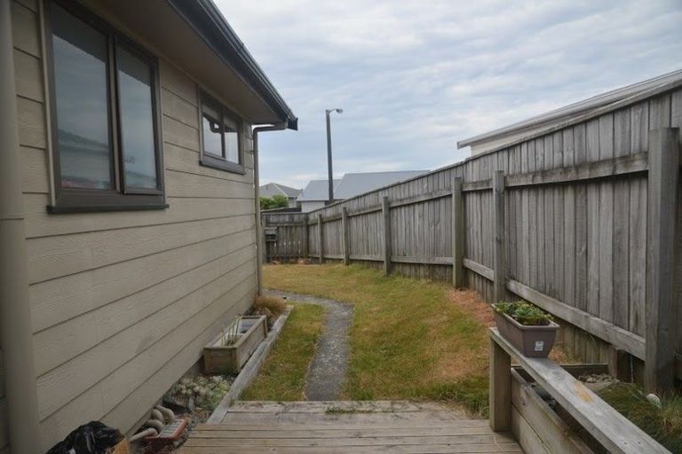 Photo of property in 10 Bayswater Place, Newlands, Wellington, 6037
