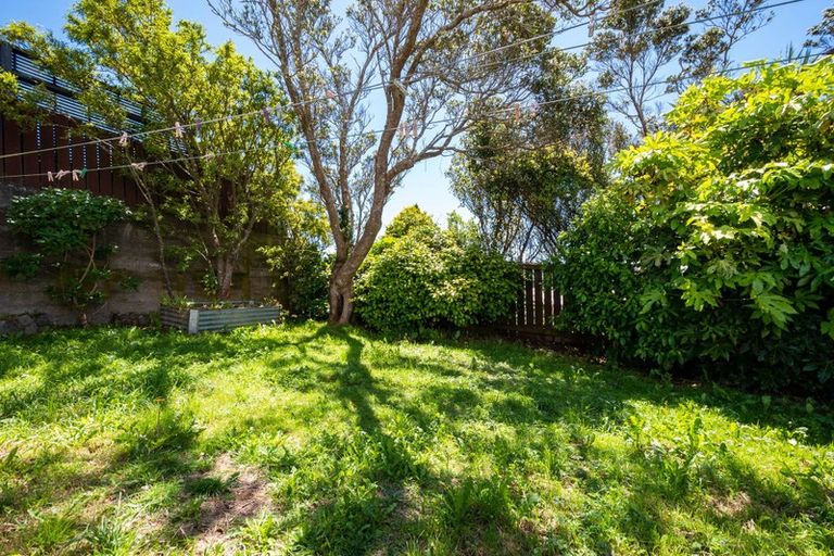 Photo of property in 8 Link Road, Newlands, Wellington, 6037