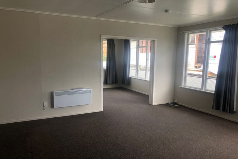 Photo of property in 6 Taipari Road, Te Atatu Peninsula, Auckland, 0610