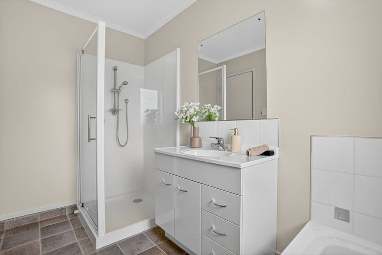 Photo of property in 61d Sabulite Road, Kelston, Auckland, 0602
