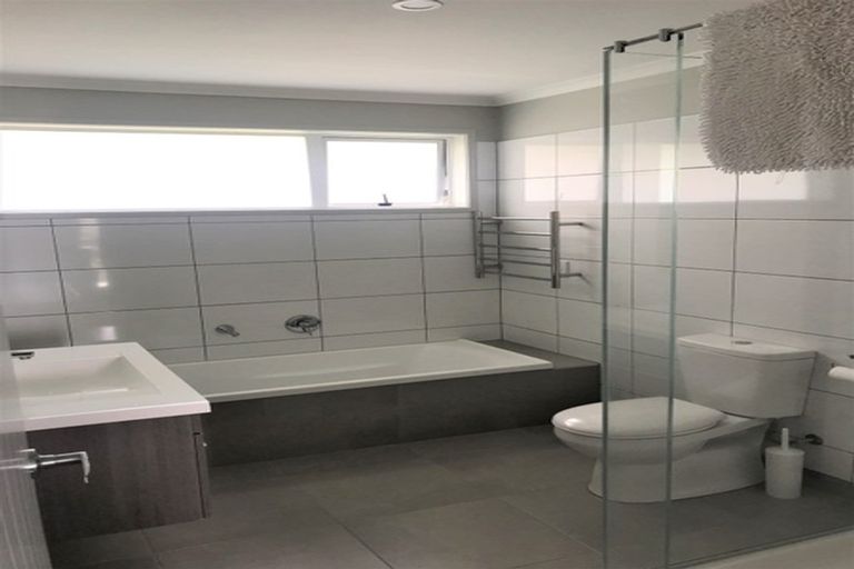 Photo of property in 63a Walton Street, Red Beach, 0932