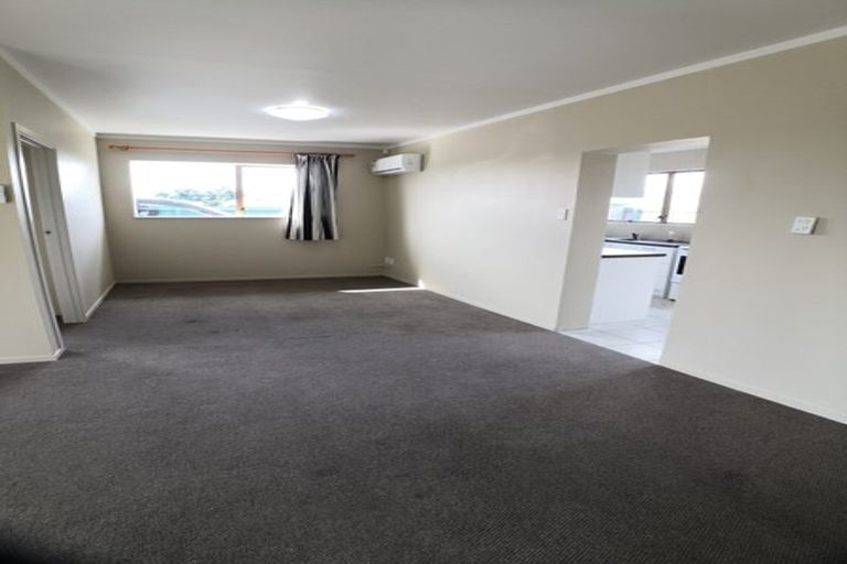 Photo of property in 67 Lincoln Park Avenue, Massey, Auckland, 0614