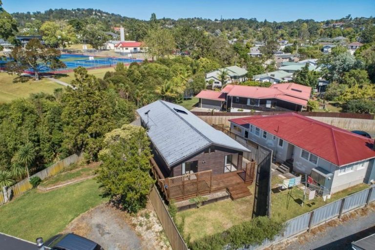 Photo of property in 11 Firle Place, Green Bay, Auckland, 0604