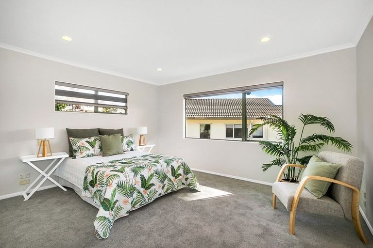 Photo of property in 4 De Havilland Drive, Goodwood Heights, Auckland, 2105