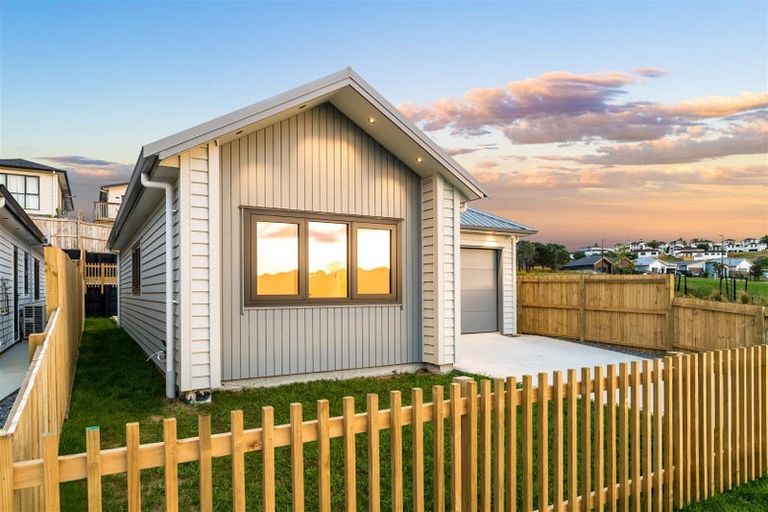 Photo of property in 25 Whakairo Crescent, Gulf Harbour, 0930