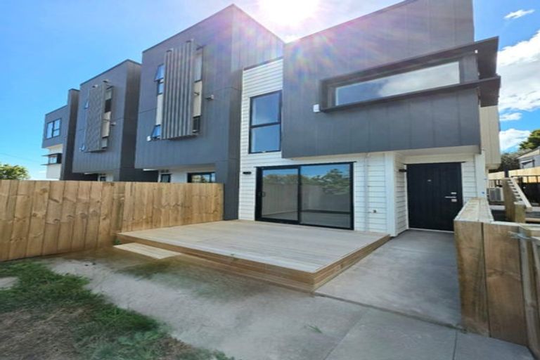 Photo of property in 4/128 Vodanovich Road, Te Atatu South, Auckland, 0610