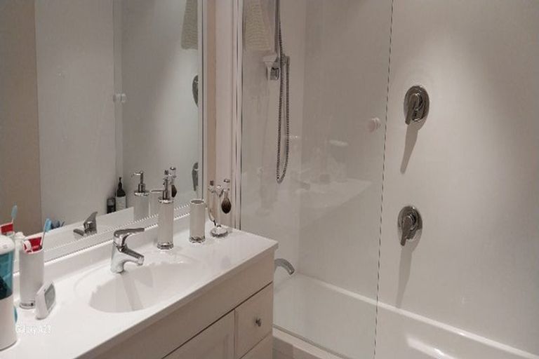 Photo of property in Highwic, 32u2 Hobson Street, Thorndon, Wellington, 6011