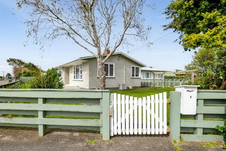 Photo of property in 1 Pacey Avenue, Hawera, 4610