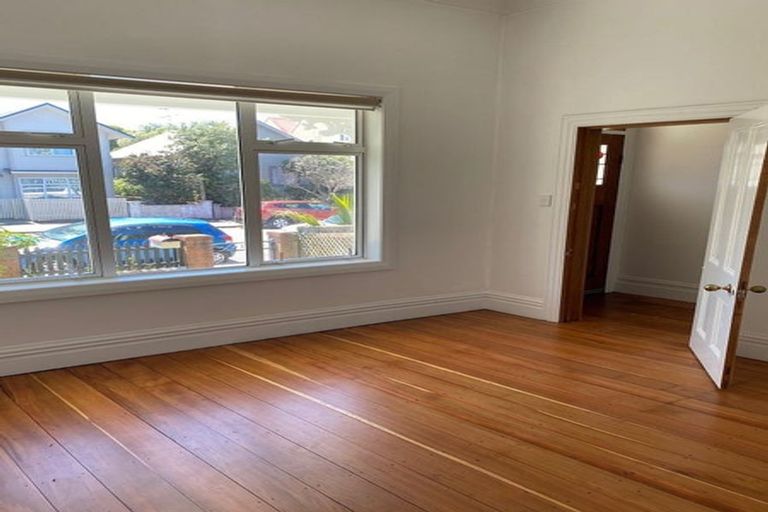 Photo of property in 17 Te Wharepouri Street, Berhampore, Wellington, 6023