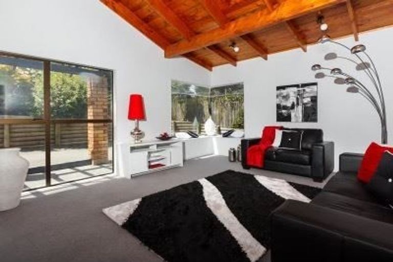 Photo of property in 6 Glucina Avenue, West Harbour, Auckland, 0618