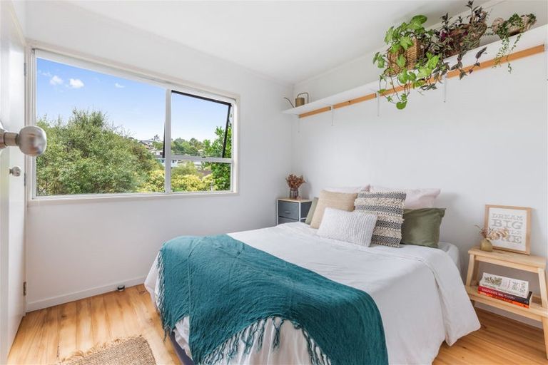 Photo of property in 1/9 De Val Drive, Titirangi, Auckland, 0604
