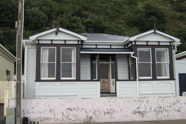Photo of property in 208 The Esplanade, Island Bay, Wellington, 6023