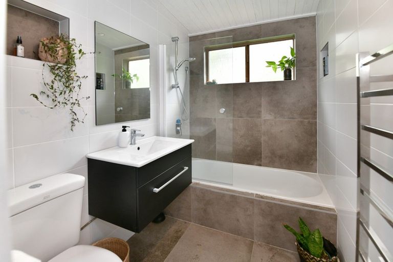 Photo of property in 6 Maori Hut Road, Red Beach, 0932