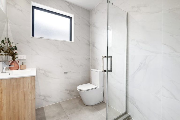 Photo of property in 49a Meadowood Drive, Unsworth Heights, Auckland, 0632