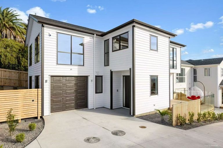 Photo of property in 142a Luckens Road, West Harbour, Auckland, 0618