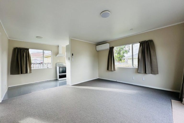Photo of property in 33 Selak Place, Glen Eden, Auckland, 0602