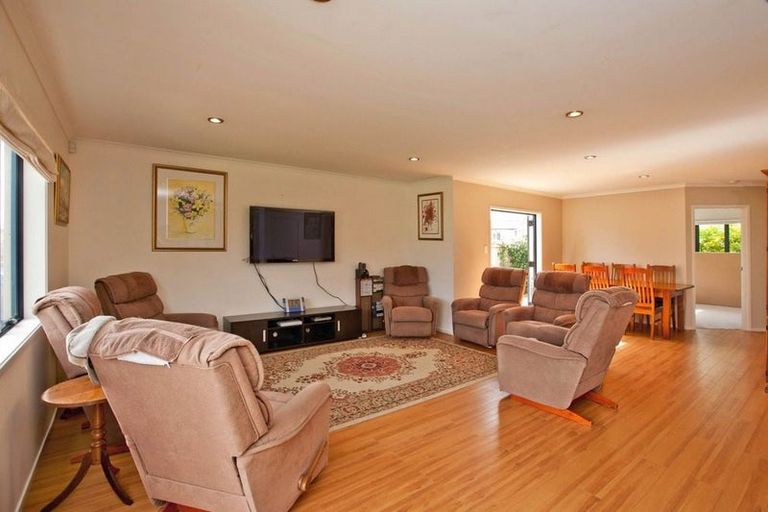 Photo of property in 26 Sonoma Crescent, Oteha, Auckland, 0632
