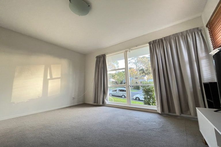 Photo of property in 50 Tamahere Drive, Glenfield, Auckland, 0629