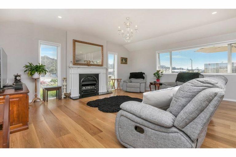 Photo of property in 19-21 Kauri Drive, Kumeu, 0810