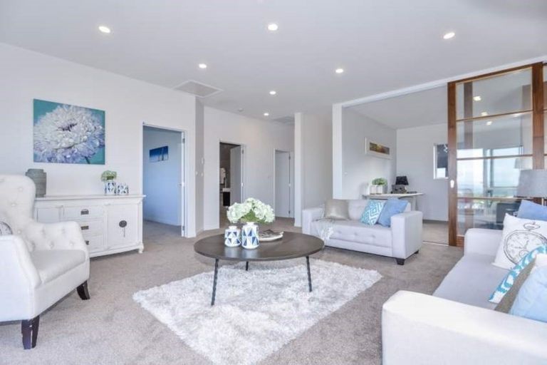 Photo of property in 32 Ngahere Views, Orewa, 0931