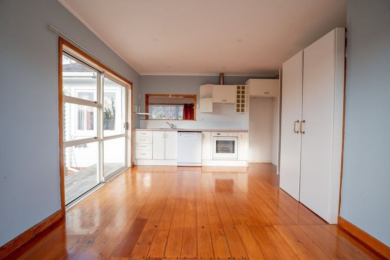 Photo of property in 9 Bishop Street, Green Bay, Auckland, 0604