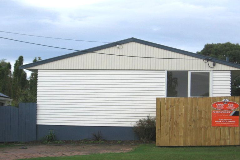 Photo of property in 9 Duncan Avenue, Te Atatu South, Auckland, 0610