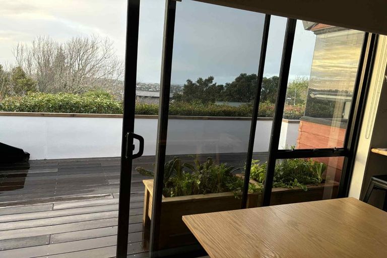 Photo of property in 2/81 Knights Road, Rothesay Bay, Auckland, 0630