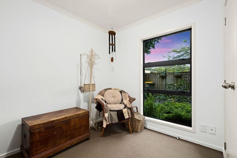 Photo of property in 40 Verdale Circle, Glen Eden, Auckland, 0602