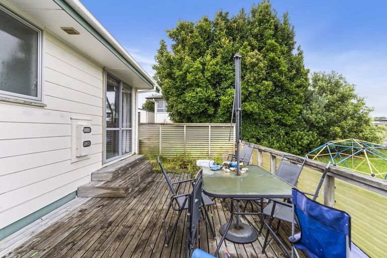Photo of property in 17 Roick Parade, Glen Eden, Auckland, 0602