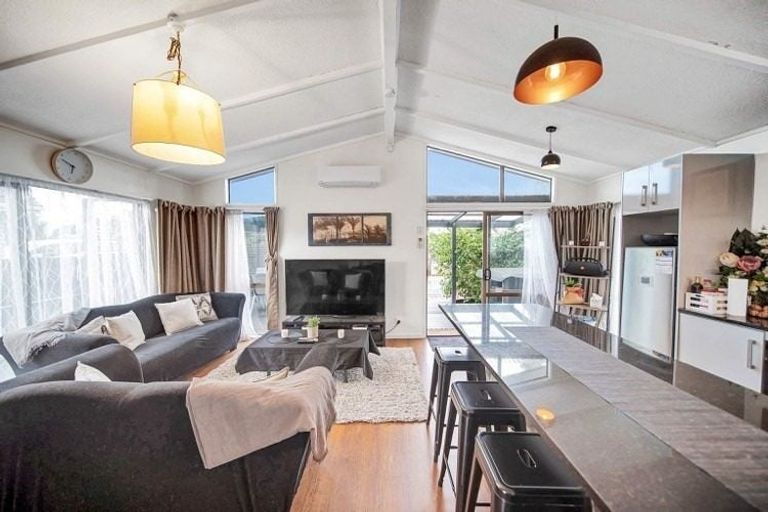 Photo of property in 424 Roscommon Road, Clendon Park, Auckland, 2103