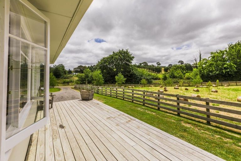 Photo of property in 18 Tiffen Lane, Waipawa, 4210
