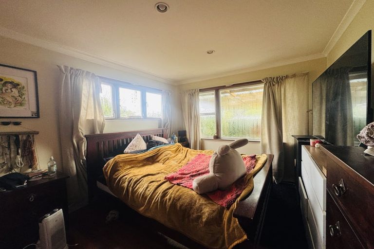 Photo of property in 19 Pinkerton Grove, Newlands, Wellington, 6037