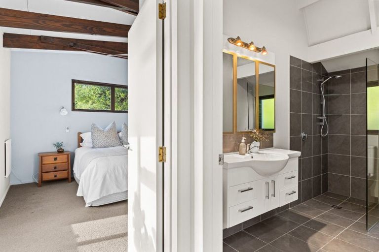 Photo of property in 21 Denholm Road, Hospital Hill, Napier, 4110