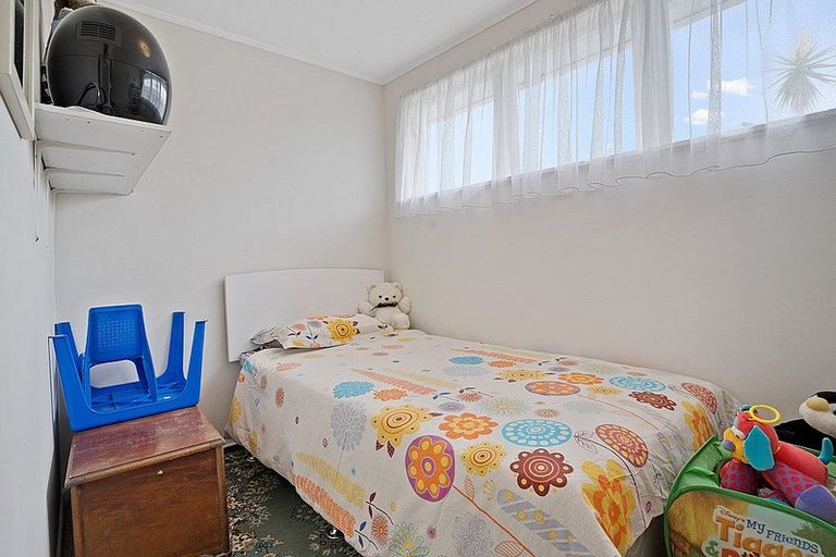 Photo of property in 15 Renata Crescent, Te Atatu Peninsula, Auckland, 0610