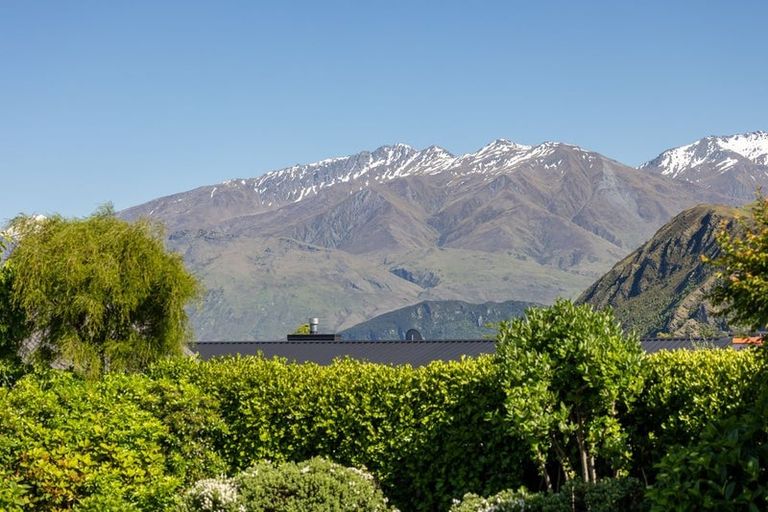 Photo of property in 5 Centre Crescent, Wanaka, 9305