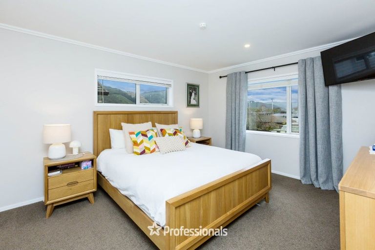 Photo of property in 2 Chalfont Road, Silverstream, Upper Hutt, 5019