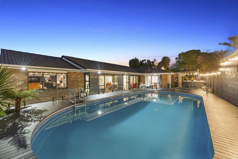 Photo of property in 13 Kurnell Drive, Botany Downs, Auckland, 2010