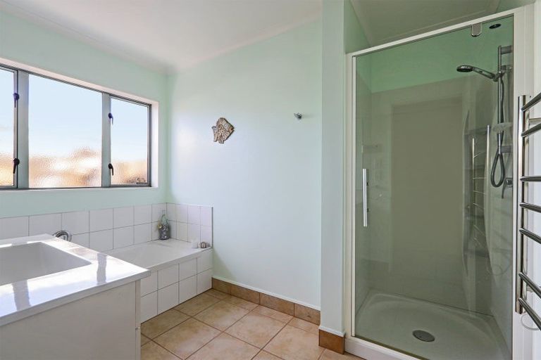 Photo of property in 28 Kensington Drive, Taradale, Napier, 4112