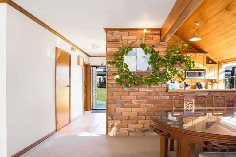 Photo of property in 7 Sunrise Lane, Te Atatu South, Auckland, 0610