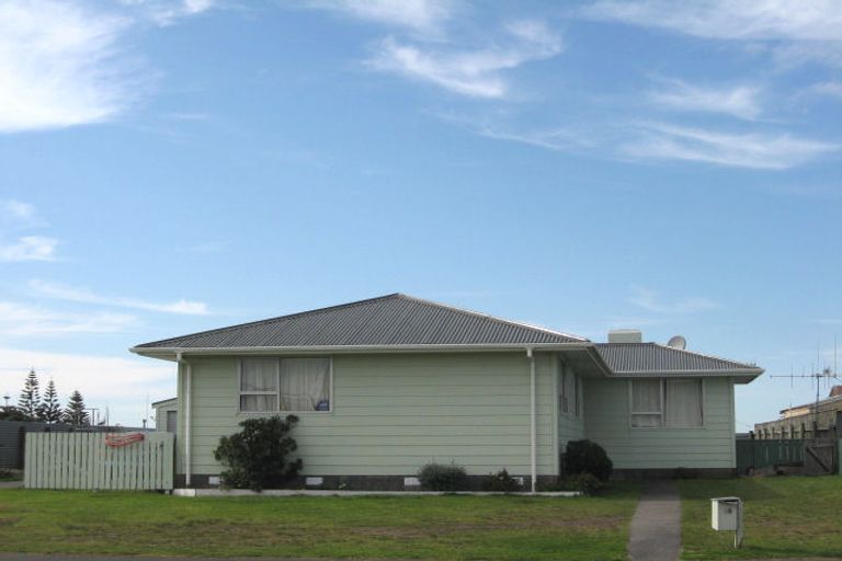 Photo of property in 43 Lee Street, Castlecliff, Whanganui, 4501