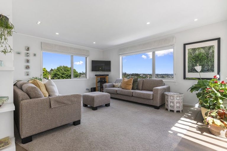 Photo of property in 2/46 Sunset Road, Unsworth Heights, Auckland, 0632