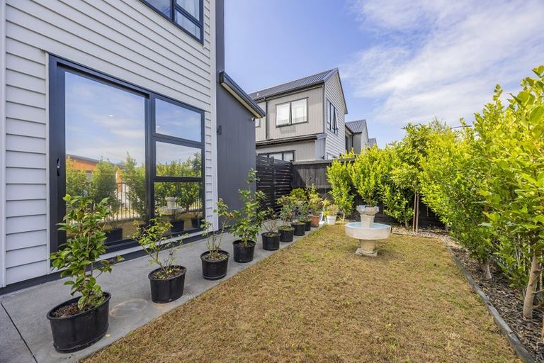 Photo of property in 16 Cara Avenue, Kumeu, 0810