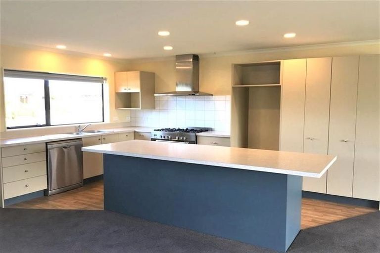 Photo of property in 4 Gandalf Crescent, Paraparaumu, 5032