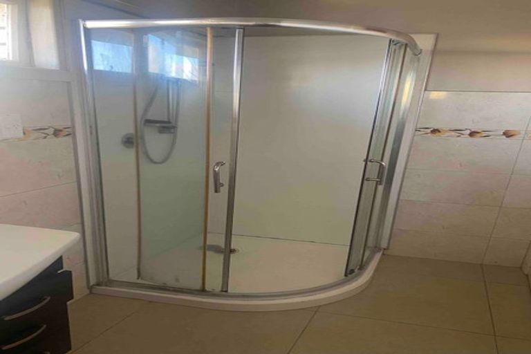 Photo of property in 25 Ellesmere Crescent, Pakuranga Heights, Auckland, 2010