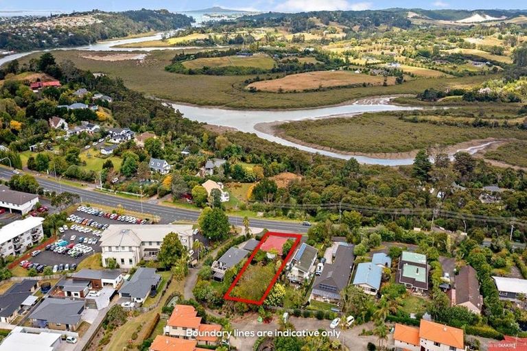Photo of property in 122 Whangaparaoa Road, Red Beach, 0932