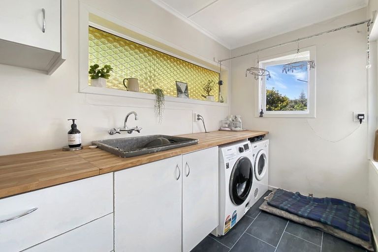 Photo of property in 122 Atkinson Road, Titirangi, Auckland, 0604