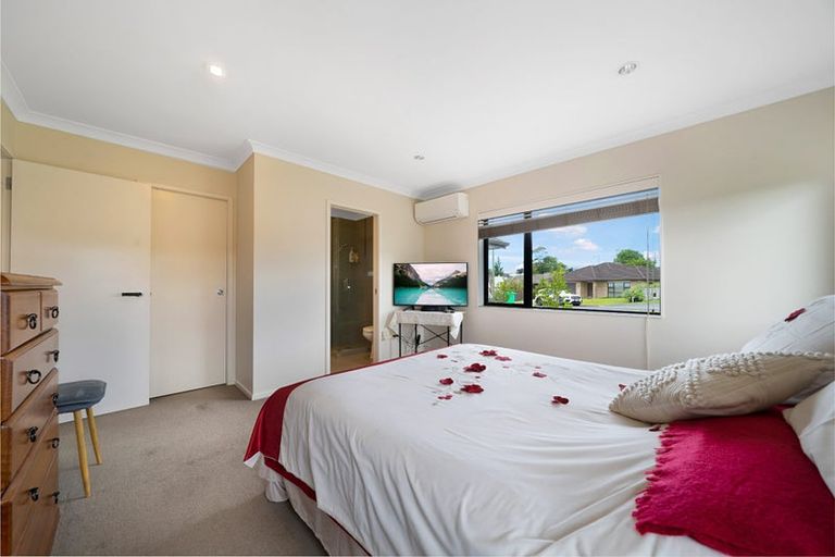 Photo of property in 5 Mcwhirters Farm Lane, Massey, Auckland, 0614