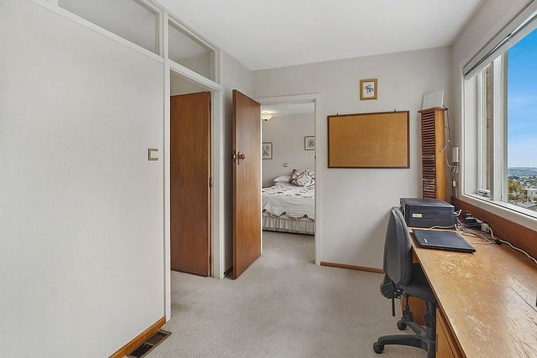 Photo of property in 32 Takahe Drive, Cashmere, Christchurch, 8022